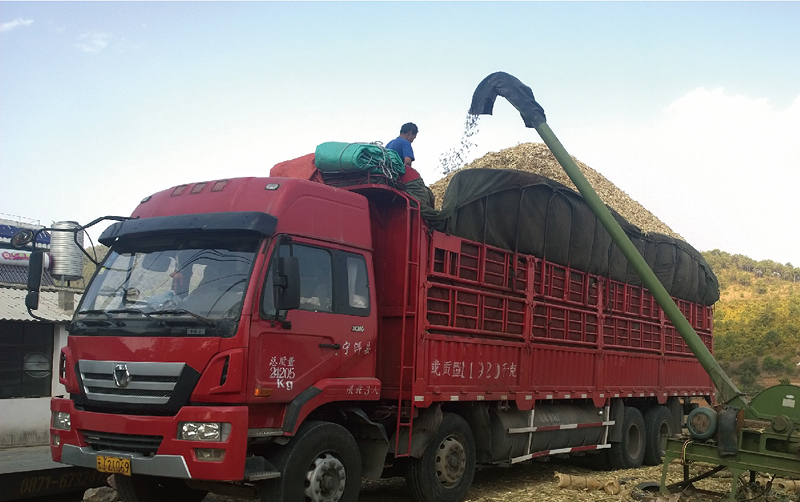 載貨汽車寧洱竹製品廠正在裝車