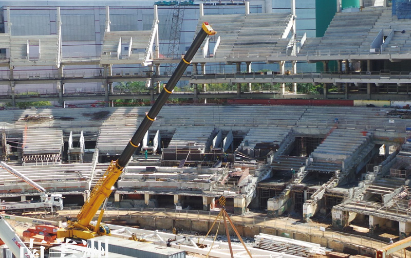 汽車起重機在巴西聖保羅參與世界杯足球場館建設